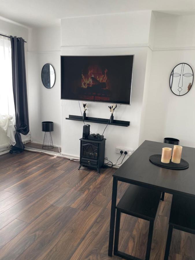 Lovely 2Bedroom 4Mins From Wimbledon Station Londres Exterior foto